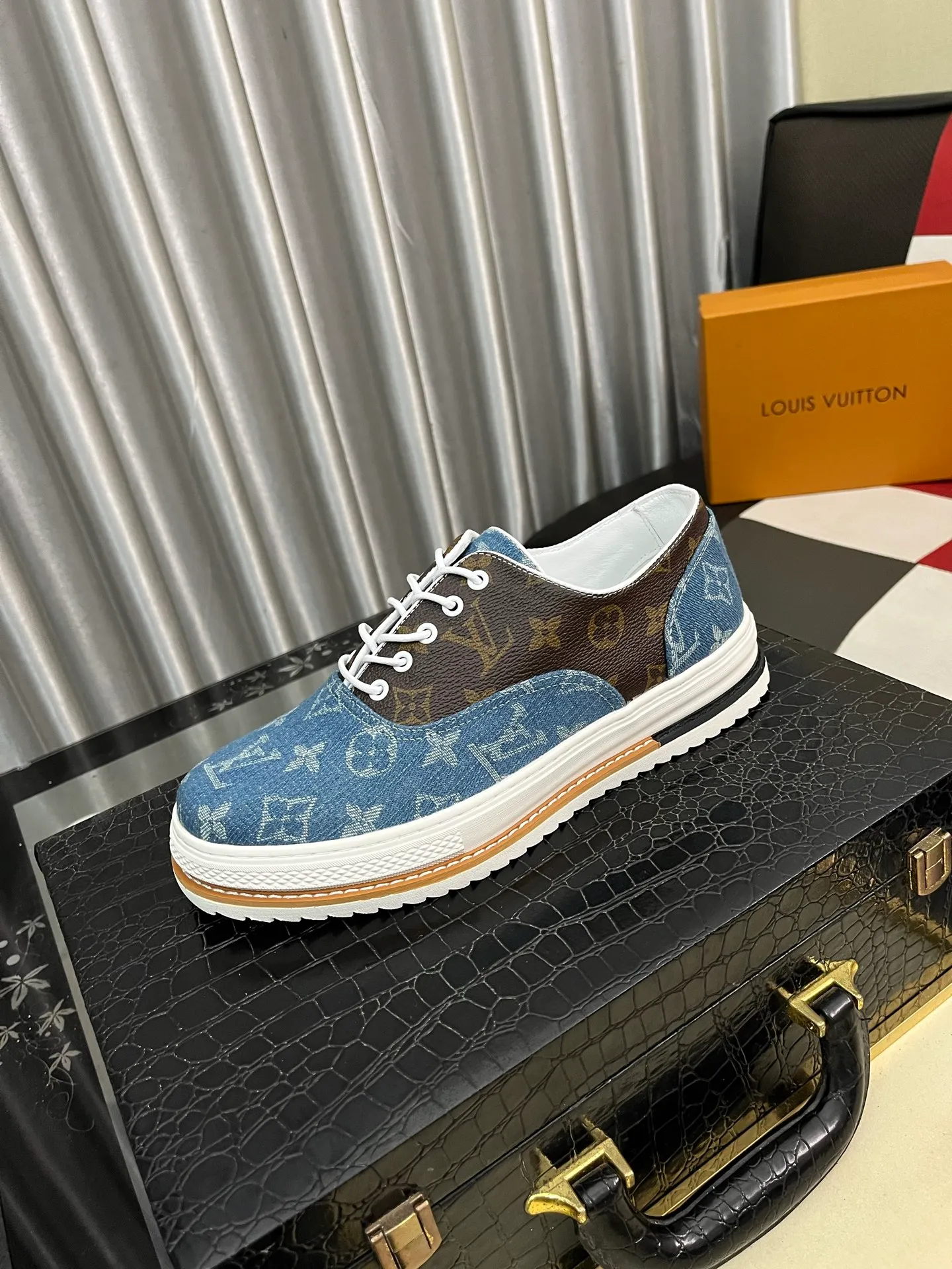 Men's Men's Shoes 💰420⌚️⌚️🇮🇹🇮🇹LV Louis Vuitton. The latest trendy casual shoes are popular in physical stores in sizes 38-44. New spring and summer comfortable imported custom original cowhide, unique jacquard fabric element design. Paired with sheepskin lining, Lv original bottom, [taiyang][taiyang] high-end packaging and high quality💪Details determine the quality, you can enter and leave the counter at will, welcome to compare🇮🇹